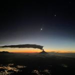 Brillante étoile du matin et montagne qui fume - La planète Vénus, en haut à droite, partage le ciel de l'aube avec un vieux croissant de lune et le volcan actif Popocatépetl.