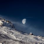 Lune gibbeuse sur une montagne de Suède