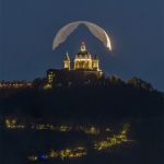 La Lune derrière le mont Viso