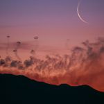 Croissant de Lune sur les ronds de fumée de l'Etna