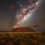 
La Voie lactée au-dessus d'Uluru

