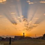 Rayons crépusculaires au lever du Soleil