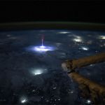 De la Terre vers le ciel : gigantesque éclair en jet