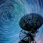 Filé d'étoiles sur le radiotélescope One-Mile
