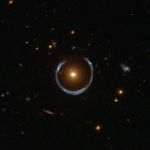 Un anneau d'Einstein en fer à cheval vu par Hubble