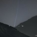 La com&egrave;te C/2025 R3 PanSTARRS dans une vall&eacute;e himalayenne