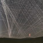 Une com&egrave;te perdue au milieu des satellites