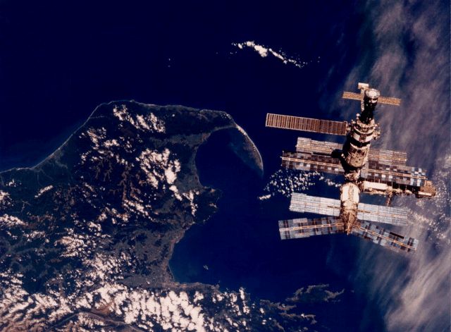Rêves de Mir - Cette image de la station Mir a été prise, au-dessus de la Nouvelle Zélande, en mars 1996 depuis la navette Atlantis lors de la mission STS-76