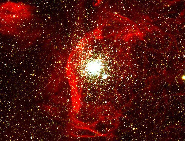 NGC 1850 : nuages de gaz et amas d\'étoiles 