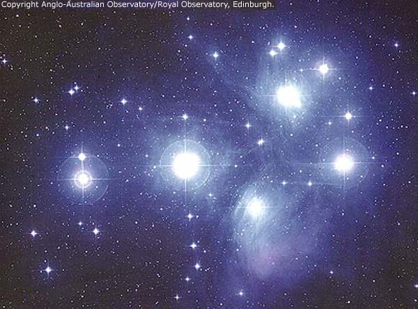 Les Pléiades - Certainement le plus célèbre des amas d\'étoiles de notre ciel, les Pléiades sont bien visibles dans la constellation du Taureau, avec plus de 3.000 étoiles