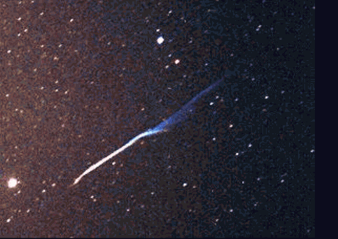 Son et lumière d\'une tempête de météorites - Un bolide comme celui-ci, observé lors de la pluie d\'étoiles filantes des Léonides de 2001, est capable de produire un faible et délicat sifflement