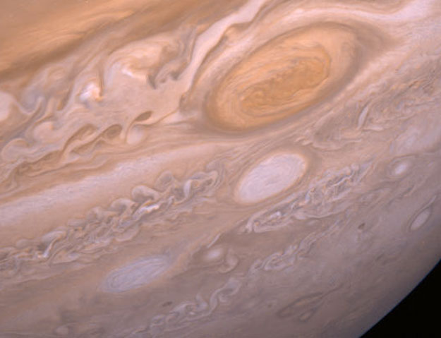 Bataille de systèmes orageux géants sur Jupiter 