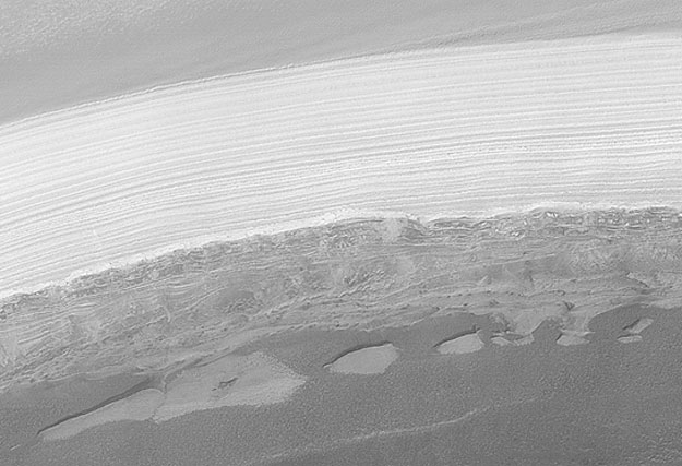 De la glace d\'eau photographiée dans la calotte polaire martienne