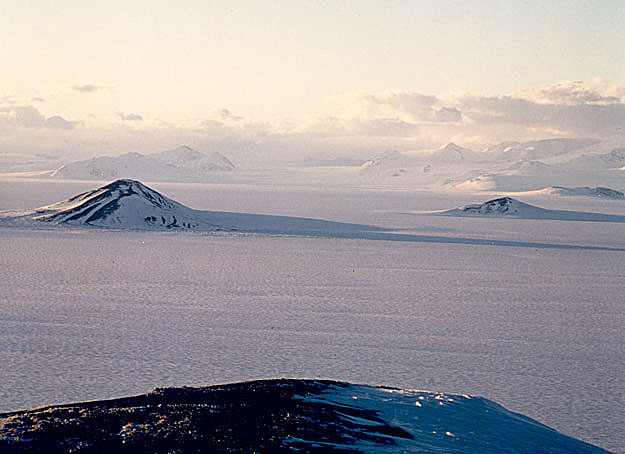 Panorama de la banquise antarctique - Cette image prise en 1994 de l\'une des montagnes Nunatak, en Antarctique, témoigne du réchauffement climatique, les glaces de ce paysage ayant disparu en 10 ans