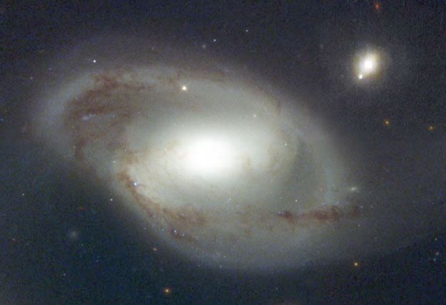 La galaxie et le quasar 