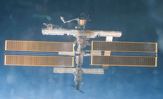 La Station Spatiale Internationale s\'agrandit encore - La navette spatiale Endeavour a livré une nouvelle poutre maîtresse pour continuer l\'assemblage de l\'ISS qui a débuté en 1998