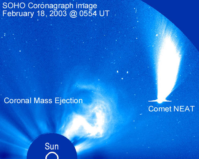 La comète NEAT passe à côté d\'un Soleil éruptif