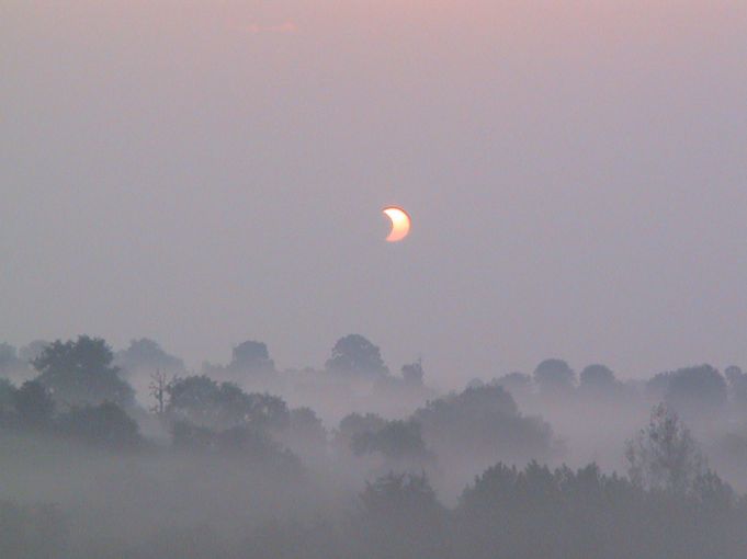 Eclipse dans la brume