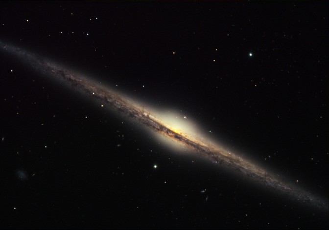 NGC 4565, une galaxie vue de profil