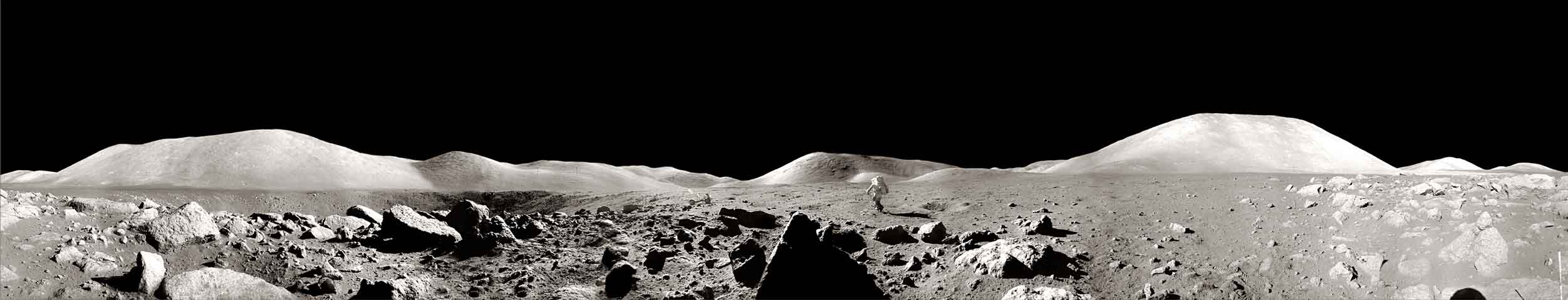 Panorama d\'Apollo 17 : un astronaute court