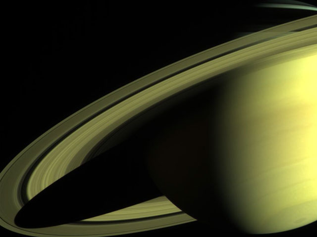 A 24 millions de kilomètres de Saturne