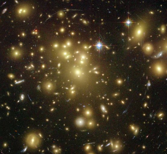 L\'amas de galaxies Abell 1689 déforme l\'espace