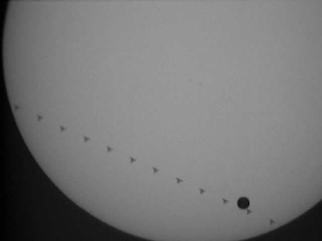 La station spatiale, Vénus et le Soleil