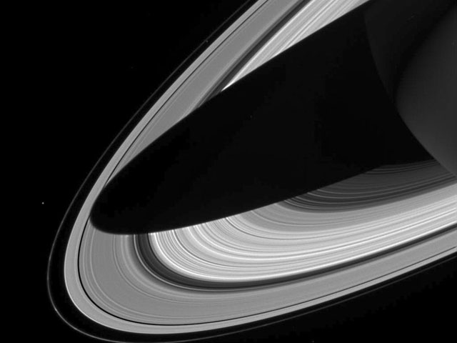 Une ombre sur les anneaux de Saturne