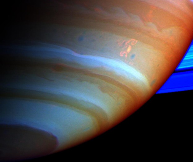 La tempête du Dragon sur Saturne