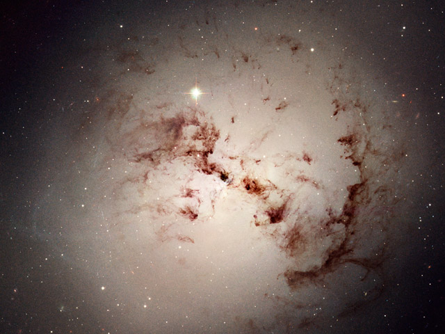 NGC 1316 : Après une collision de galaxies