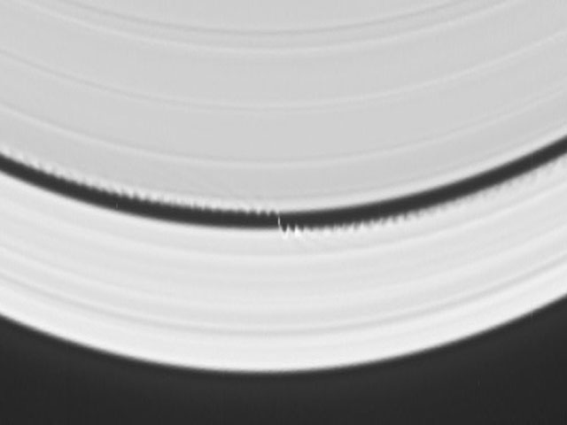 Une lune faiseuse de vagues dans les anneaux de Saturne