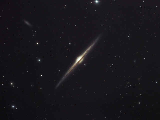 NGC 4565 : une galaxie vue par la tranche