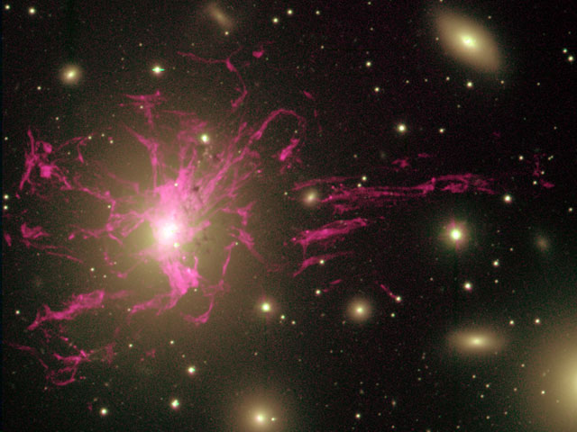 D\'étonnants filaments de gaz entourent la galaxie NGC 1275