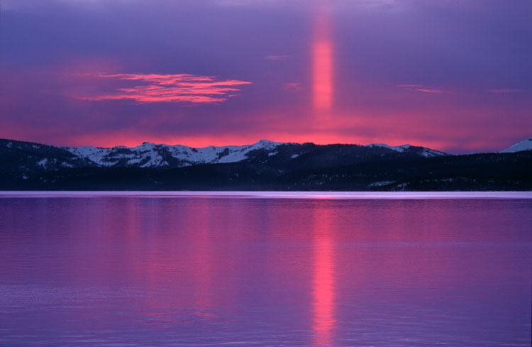 Une colonne solaire rouge et violette