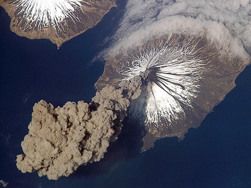 Un volcan entre en éruption