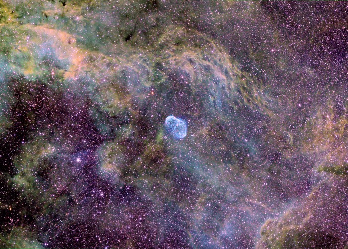 NGC 6888, un champ d’étoiles tricolore
