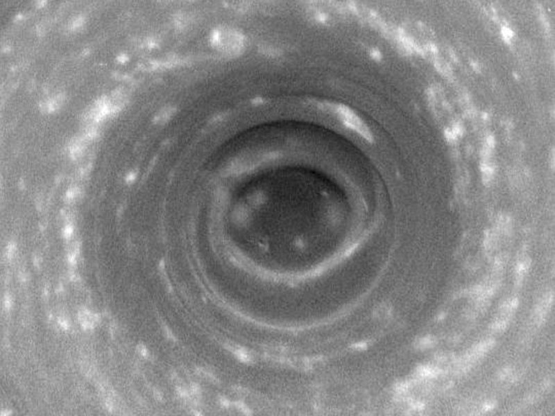 Ouragan au pôle sud de Saturne