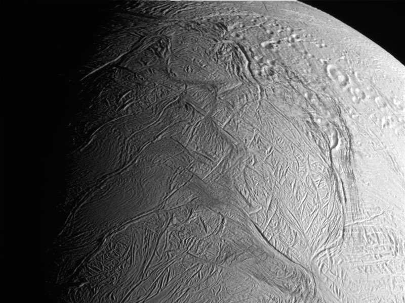 Cassini traverse les panaches de glace d’Encelade