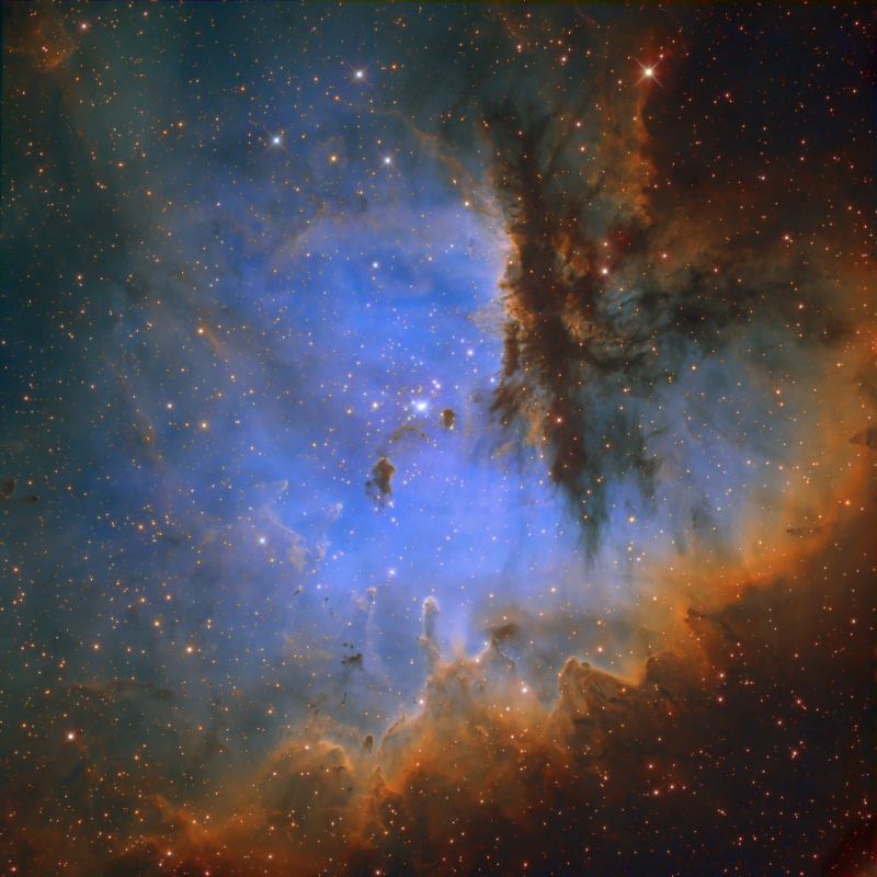 Un portrait en couleur de NGC 281