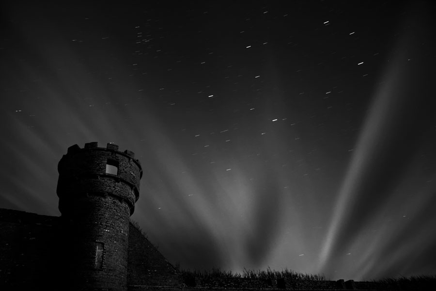 Rayons de lune crépusculaires au-dessus du château de Thurso