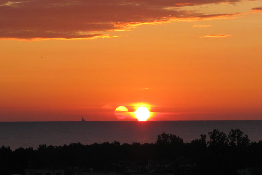 Triple lever de Soleil sur la baie de Gdansk