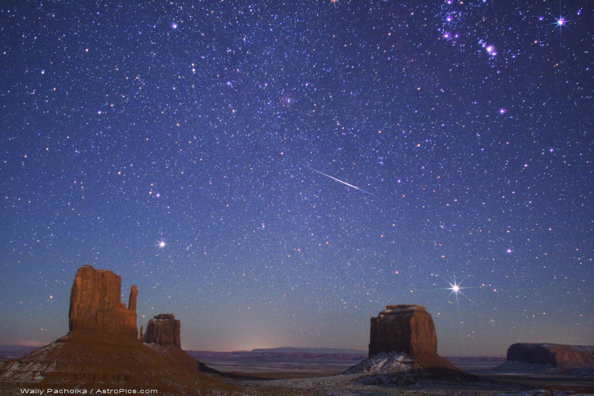 Une étoile filante des Géminides au-dessus de Monument Valley