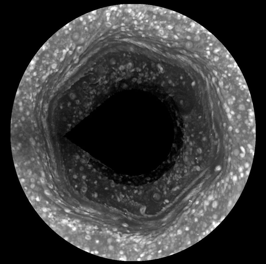 L\'hexagone de Saturne se révèle en pleine lumière