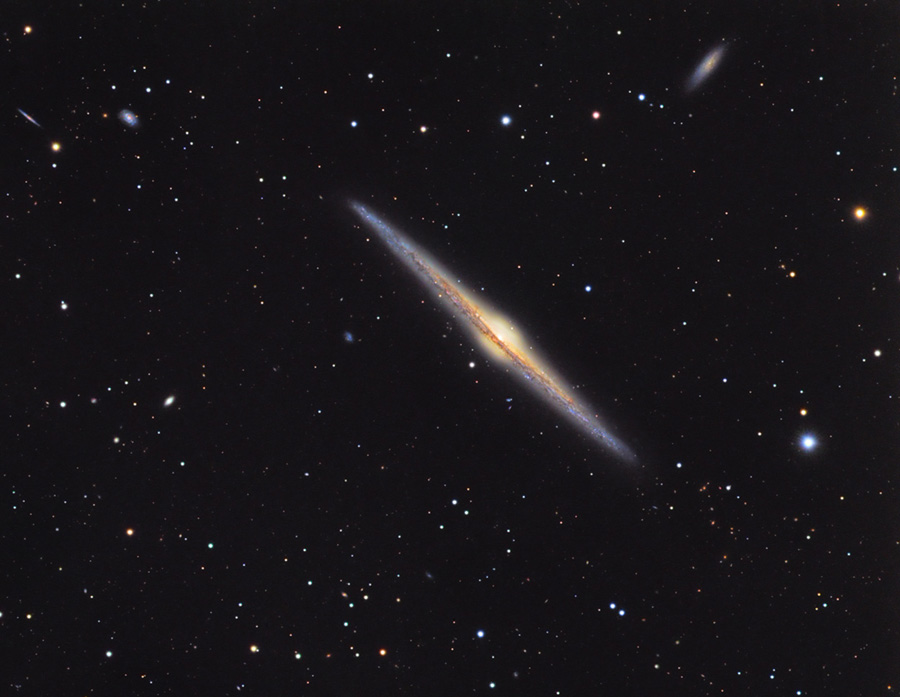 NGC 4565, galaxie sur la tranche