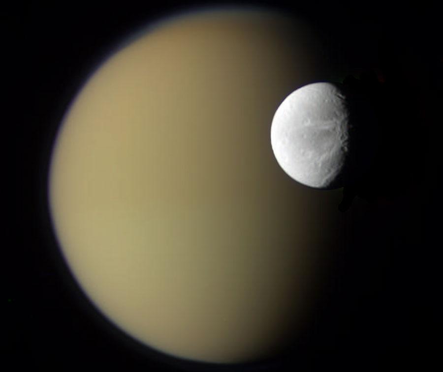 Dioné et Titan vues par Cassini