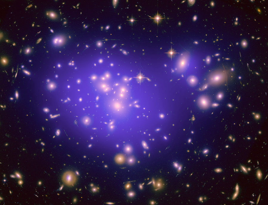 L’amas de galaxies Abell 1689 magnifie l’univers sombre
