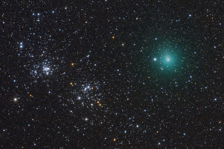  La comète Hartley dans les parages d’un double amas