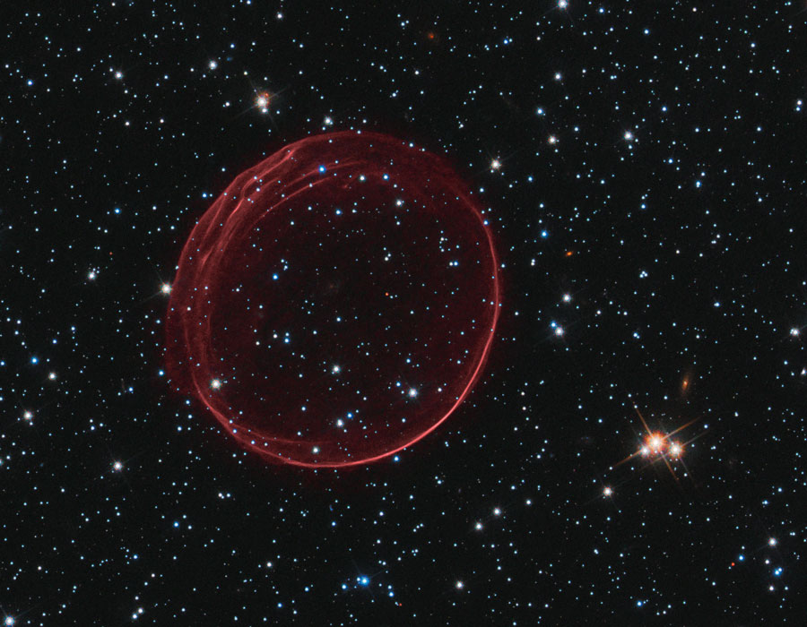 Les anneaux rouges ondulant de SNR 0509