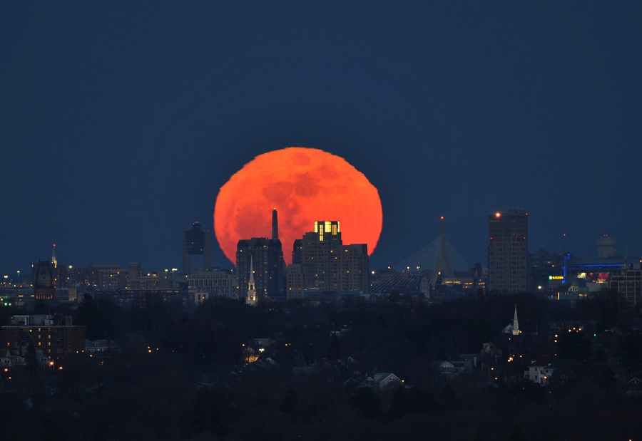 Lever de super Lune sur Boston