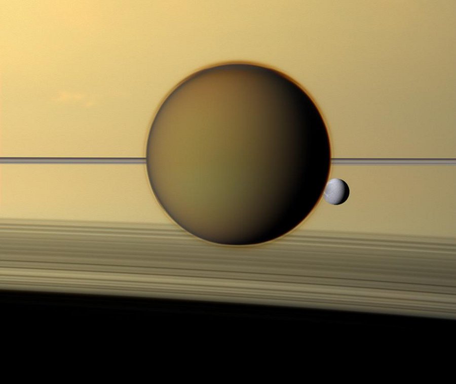 Titan, Dioné, et les anneaux vus de côté